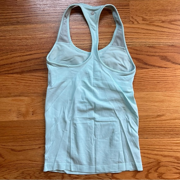 Lululemon aqua tank with built in bra size 6 - Picture 2 of 3